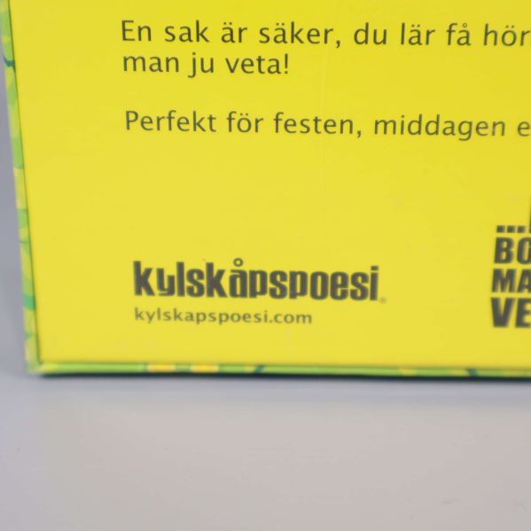 Närbild på kylskåpspoesi logotyp på spelasken