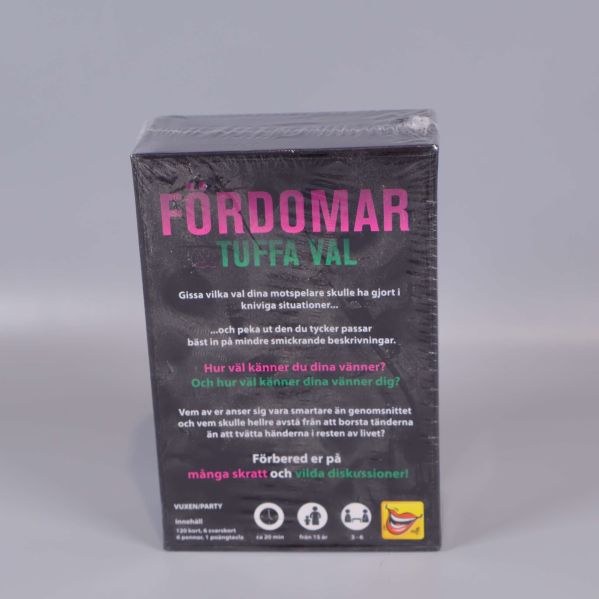 Baksida av Fördomar och Tuffa Val med information och illustrationer