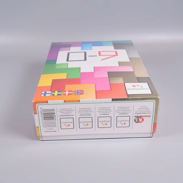 Undersida av spelasken med flaggor och info