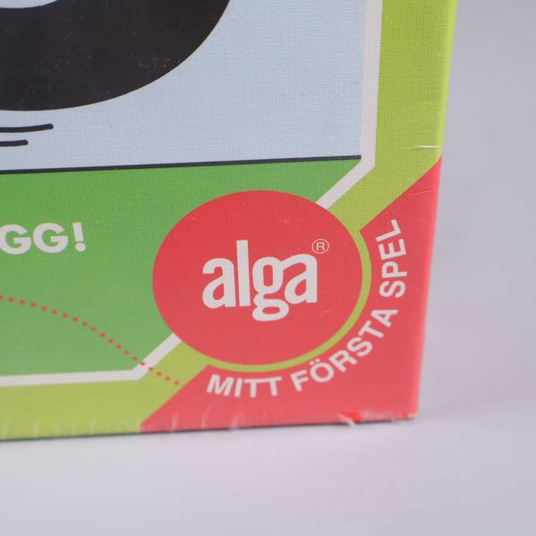 Närbild på logotypen alga på spelboxen