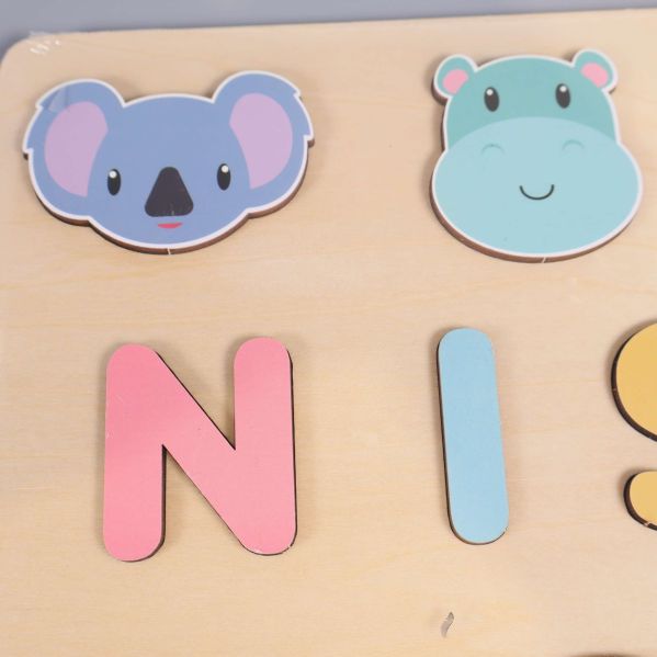 Närbild på koala och flodhäst samt bokstäver N och I