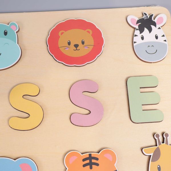 Närbild på lejon och zebra med bokstäver S och E