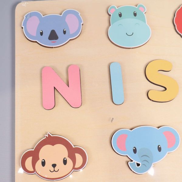 Närbild på koala, apa och bokstäver N och I