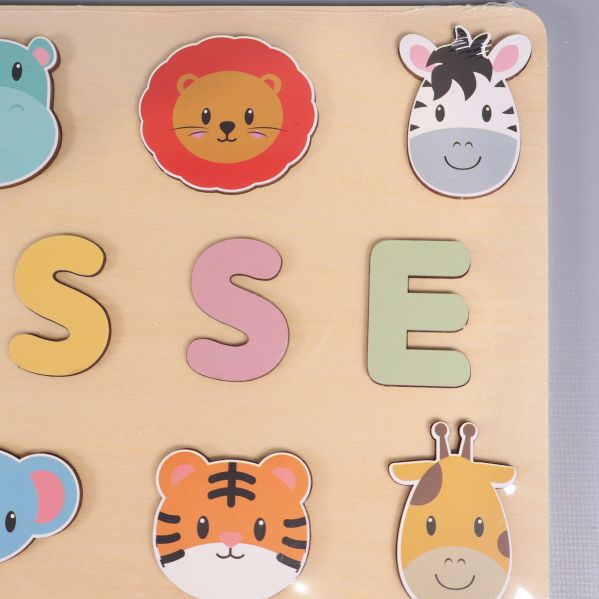 Närbild på lejon, zebra, tiger och giraff samt bokstäver S och E
