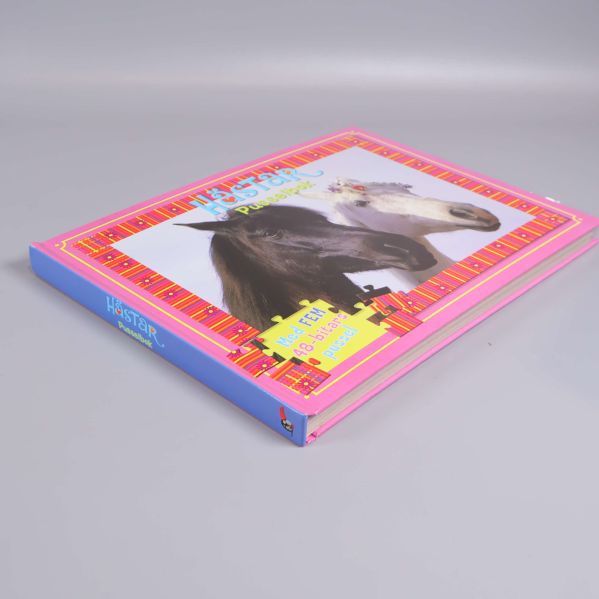 Pusselbok fotad från sidan med blå rygg