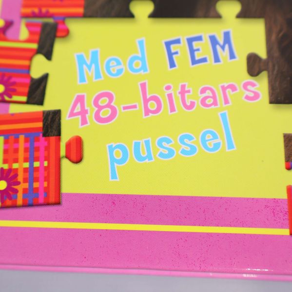 Närbild på gul skylt med text fem 48-bitars pussel