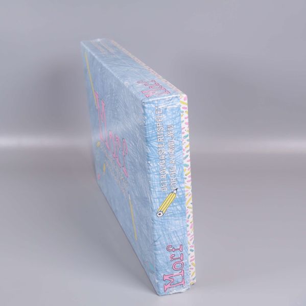 Färgglad spellåda sedd snett ovanifrån