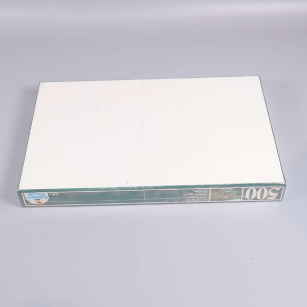 Vit baksida av pusselboxen syns i bild