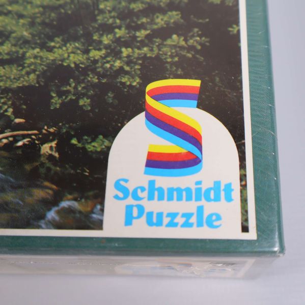 Schmidt Puzzle logotyp i färg på kartongen