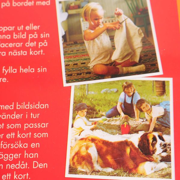 Detaljbild på barn som leker och spelar med hund