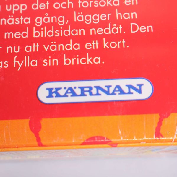 Kärnan-logotyp i närbild på lådans baksida