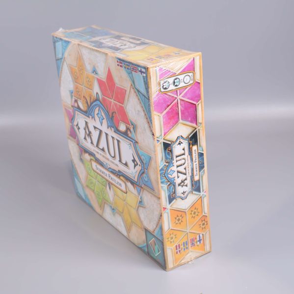 Azul brädspelsbox sedd från andra sidan med mönster i blått och orange