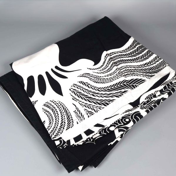 Svartvitt tyg med stort grafiskt mönster i organiska former