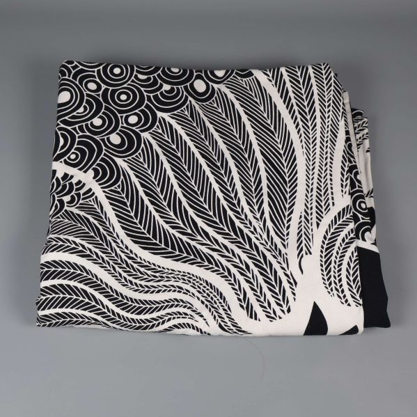 Närbild av tygets mönstrade framsida i svart och vitt