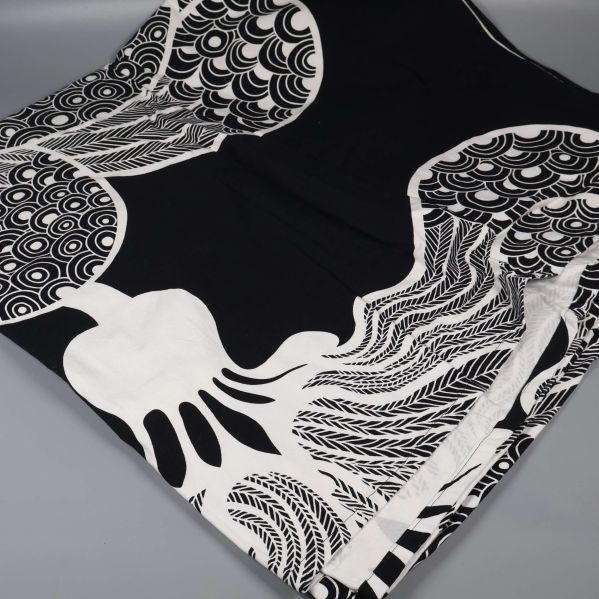 Större yta av tyg med svartvitt grafiskt motiv och runda former