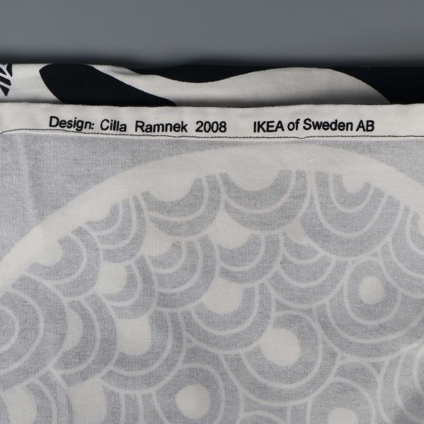 Närbild på tygmärket med text om designer och IKEA