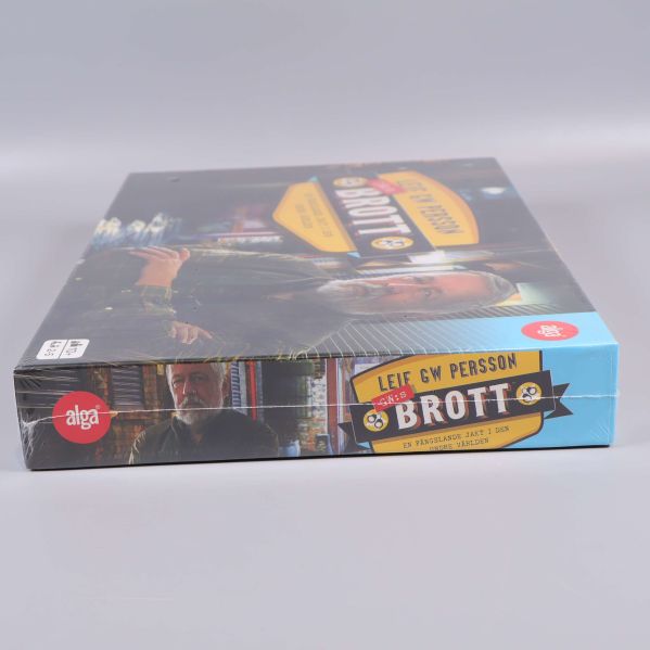 Spelkartong sedd från sidan med porträtt och titel