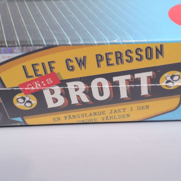 Närbild på hörnet av kartongen med Leif GW Perssons Brott-logotyp