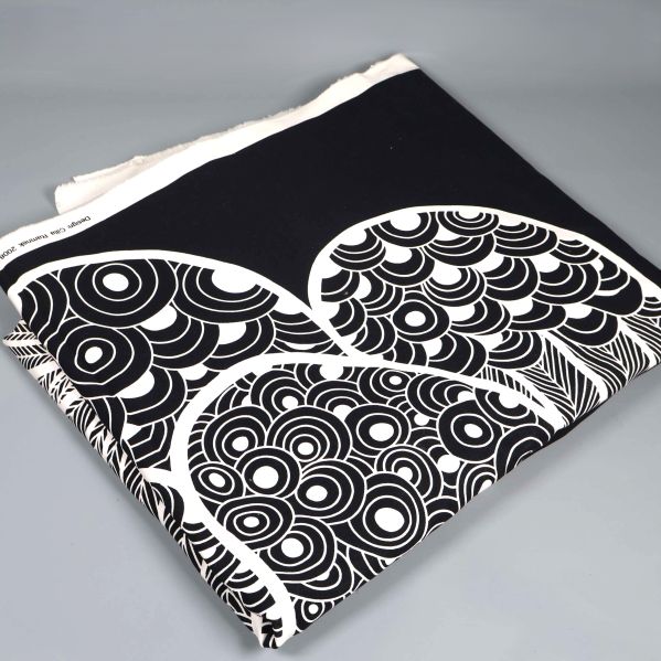 Vikt svartvitt tyg med grafiskt mönster i cirklar och vågor