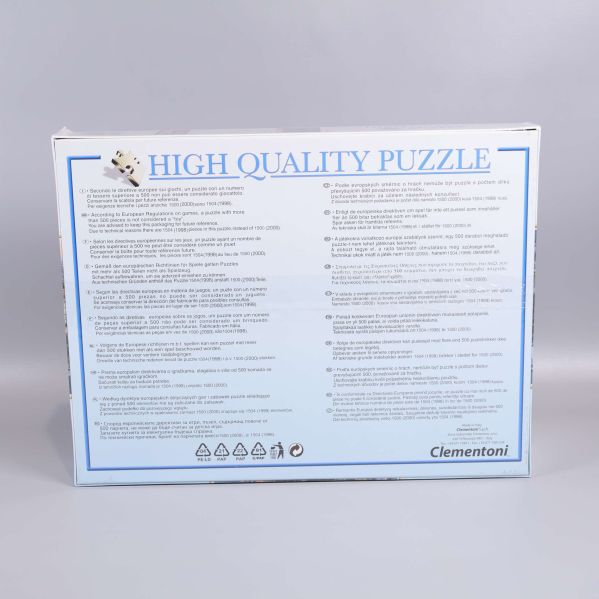 Baksidan av pussellådan med information och riktlinjer