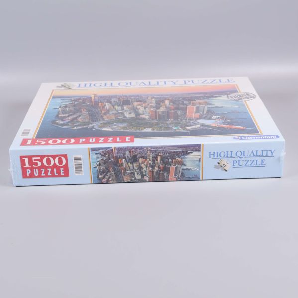 Sidan av pussellådan med 1500-bitar märkning synlig