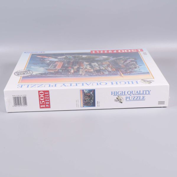 Sidan av pussellådan med motiv och logo