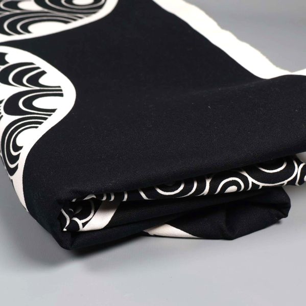 Vikt svartvitt tyg med breda svarta fält och grafiskt mönster