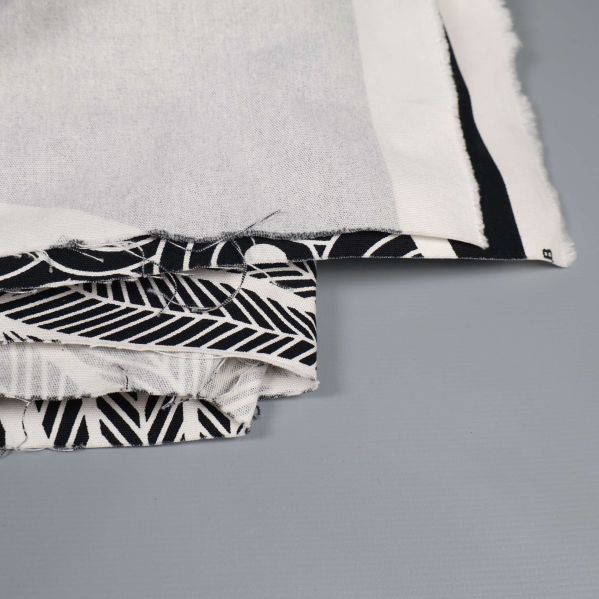 Närbild på tygkant med svarta och vita linjemönster