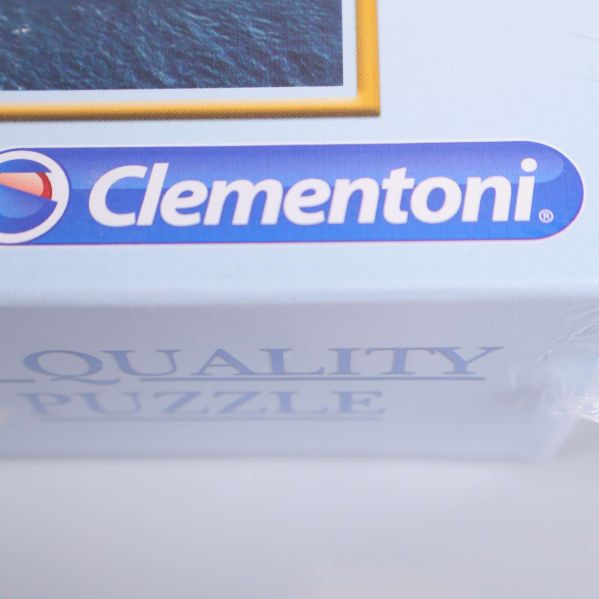 Närbild på Clementoni-loggan på pussellådan