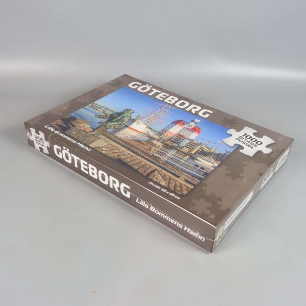 Pussellåda med Göteborgsmotiv i vinkel mot grå bakgrund