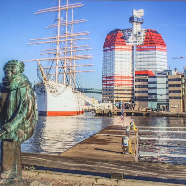 Detaljerad bild av Göteborgs hamn med staty och färgglada byggnader från pusslets motiv