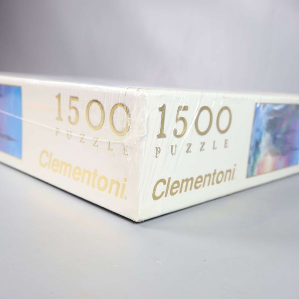 Närbild av Clementoni logotyp och 1500 bitars märkning