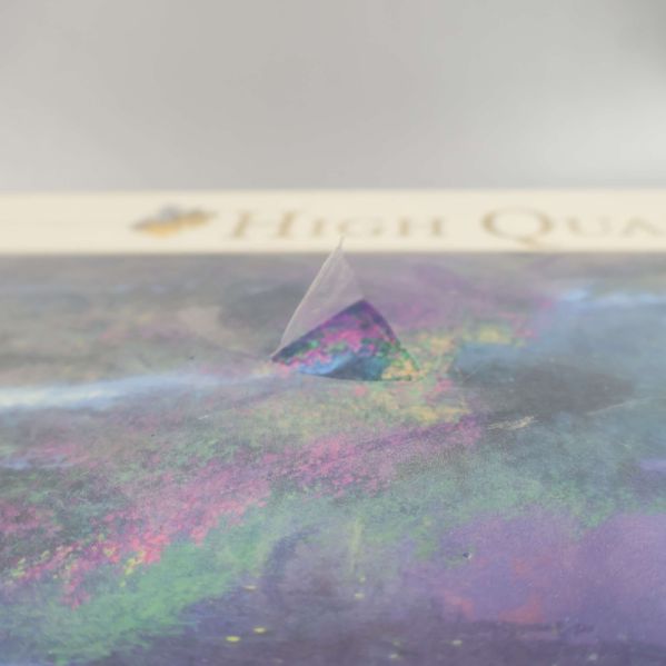 Närbild på pusslets motivyta med ljuseffekt och plast