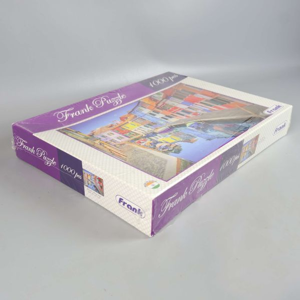 pussel kartong i vinkel visar sidomotiv och logotyp