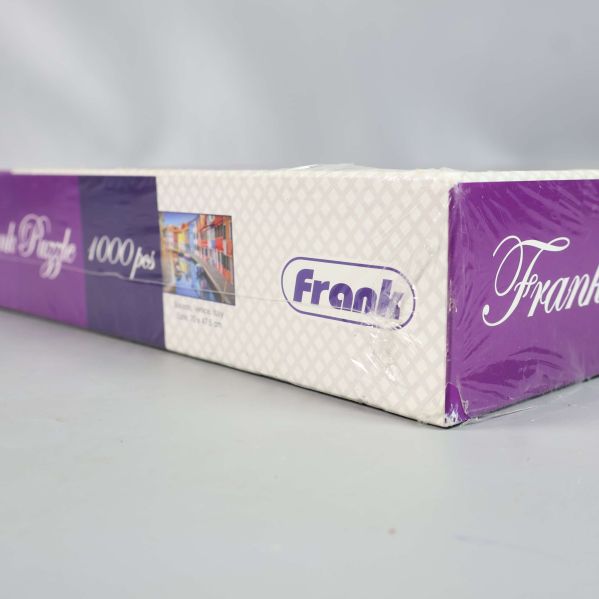 Närbild på Frank-logotyp samt kartongens sida