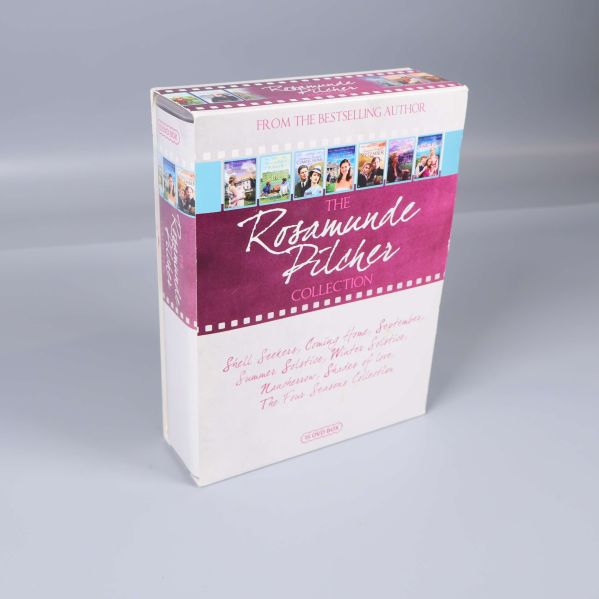 Framsida på DVD-boxen The Rosamunde Pilcher Collection med rosa och vit design