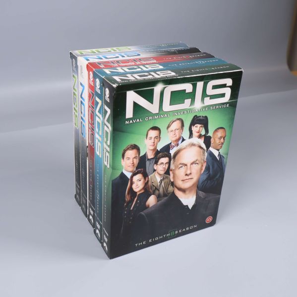 NCIS DVD-boxar säsong 4 till 8 står staplade