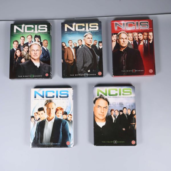 Fem olika NCIS DVD-boxar säsong 4-8 ligger utlagda