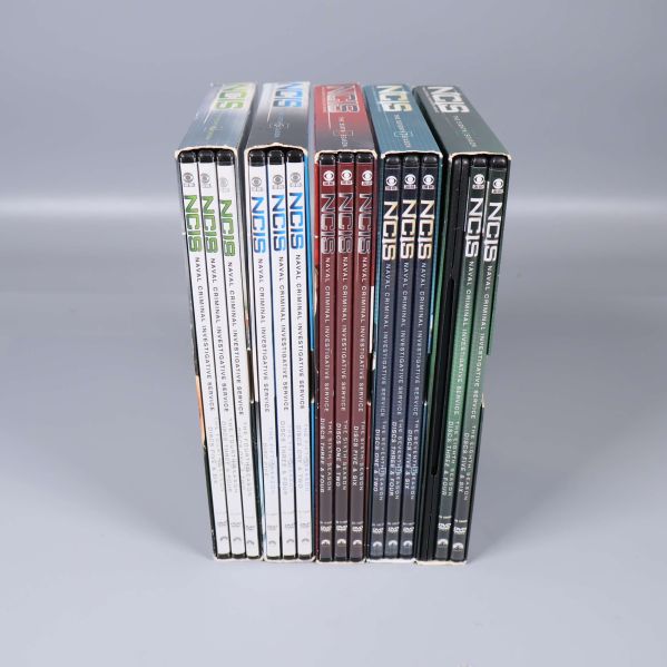 Ryggar av NCIS DVD-boxar säsong 4-8 sida vid sida