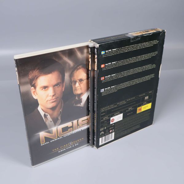 NCIS dvd-box i öppet skick visar rygg och omslag