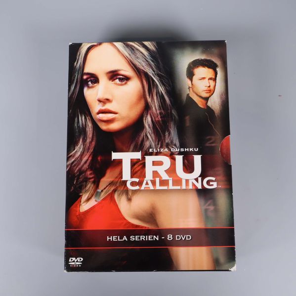 Framsidan av Tru Calling DVD-box med huvudpersonerna