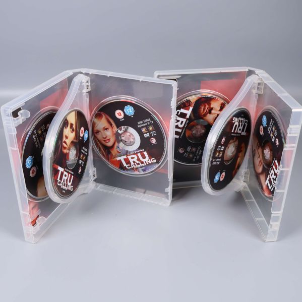 Alla åtta DVD-skivor från Tru Calling-boxen uppslagna