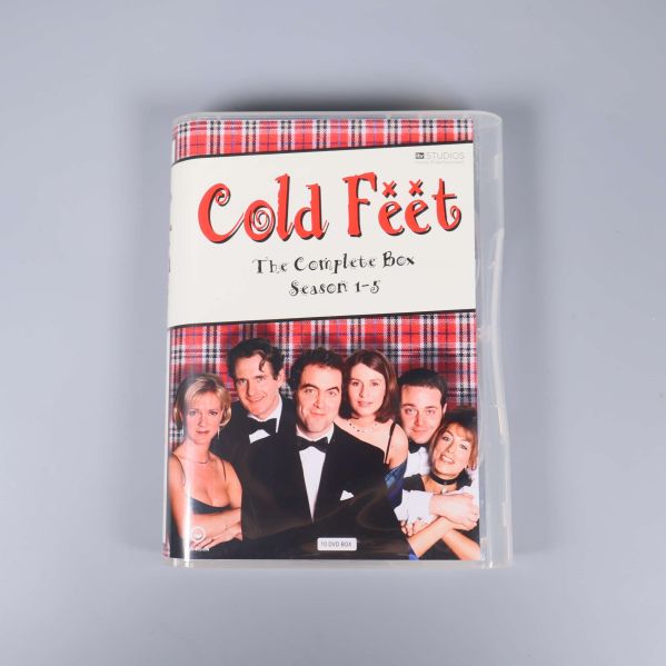 Framsidan av DVD-boxen Cold Feet med rollfigurer