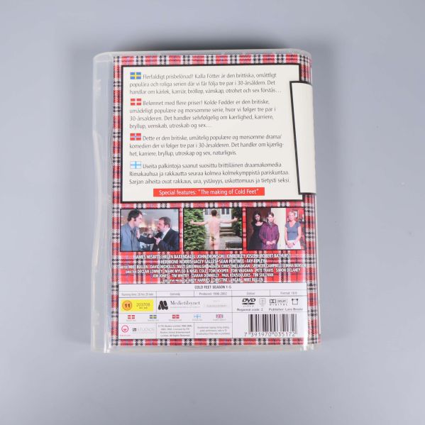 Baksida av DVD-boxen Cold Feet med text och bilder