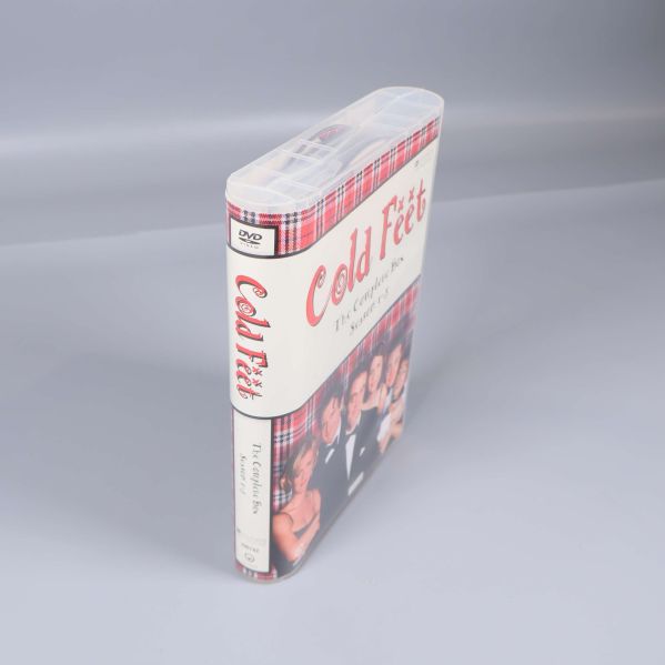 DVD-boxen Cold Feet står på kant med omslaget synligt
