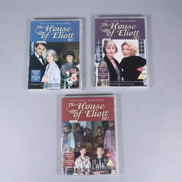 Tre DVD-fodral med olika omslag från TV-serien