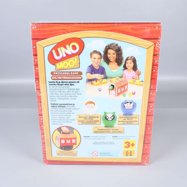 Baksidan av UNO Moo-spel med instruktioner och spelande familj
