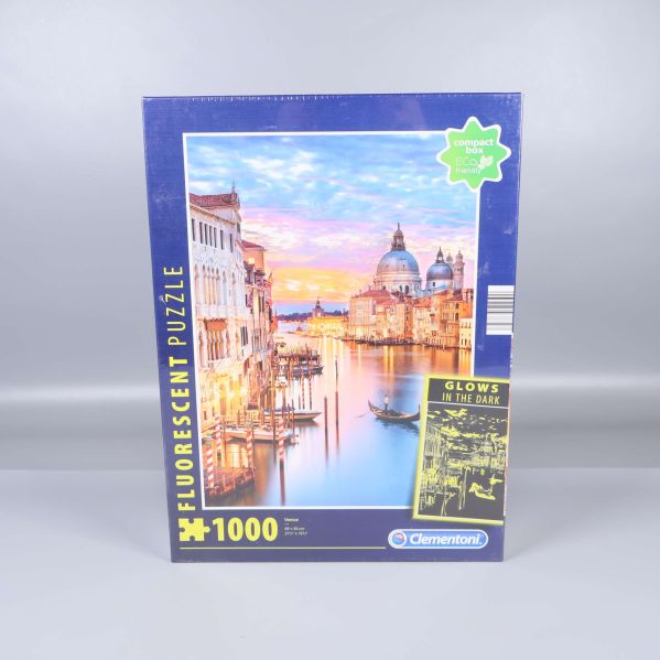 Framsidan av Clementoni fluorescerande pussel med stadsvy och 1000 bitar