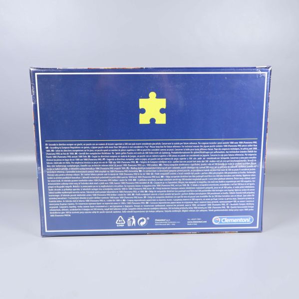 Baksidan av Clementoni puzzle med blå bakgrund och stor pusselbit