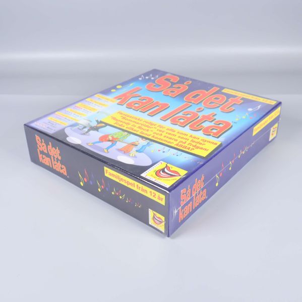 Så det kan låta spelkartong i sned vy på grå bakgrund